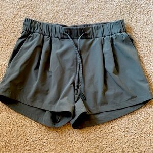 Lululemon Stroll at Sundown Short 3 in EUC